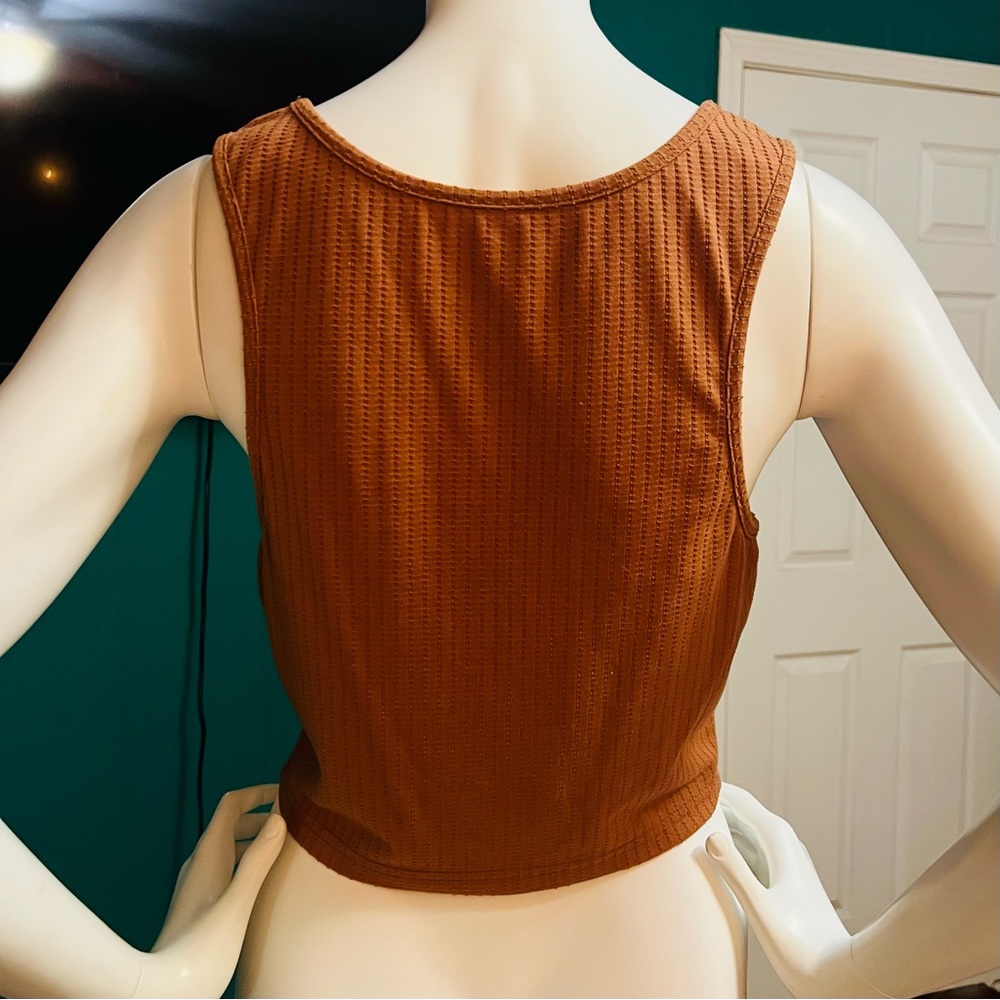 Cropped Tank Top - Picture 2 of 2